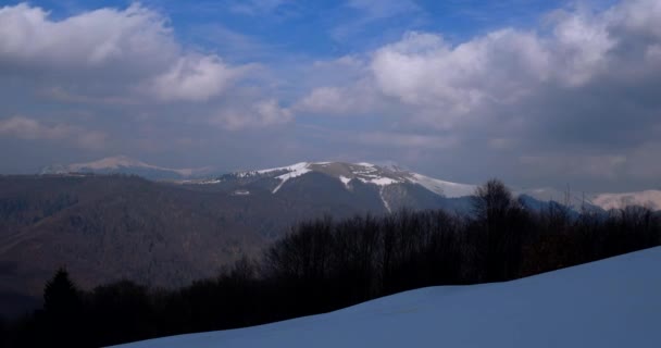 Wolken passeren overwinteren landschap in Karpaten. — Stockvideo