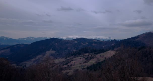 Nuages se déplaçant à travers un paysage de montagnes enneigées — Video