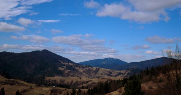 Nubes moviéndose a través de una montaña nevada Paisaje — Vídeos de Stock