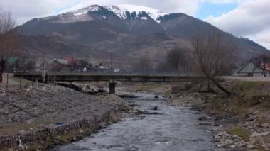 Karlı dağlar arka plan ile köprü trafiğini