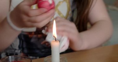 Paskalya yumurtası mum ile kız boyar