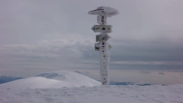 Montagnes d'hiver Paysage nuageux avec signe de direction Timelapse — Video