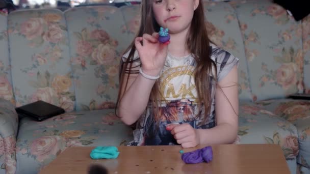 Schattig klein meisje spelen met Plasticine — Stockvideo