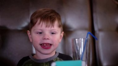 Suyu içme ve Pizza kafeteryada yemek çocuk