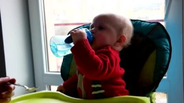 Genç yüksek sandalye mutfak beslenme bebek oğlun babası