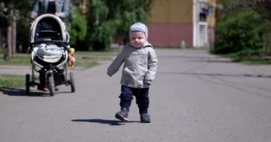 Anne ve bebek oğlu dışında yürüyüş