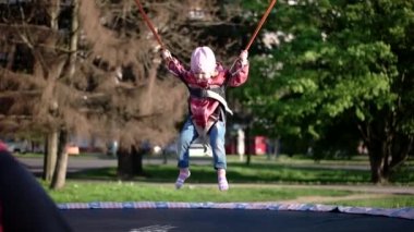 Bungee Trambolinde zıplayan küçük kız