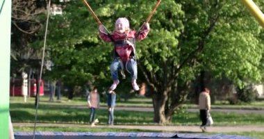 Bungee Trambolinde zıplayan küçük kız