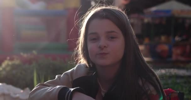 Szczęśliwa dziewczynka macha pożegnanie i uśmiechając się — Wideo stockowe