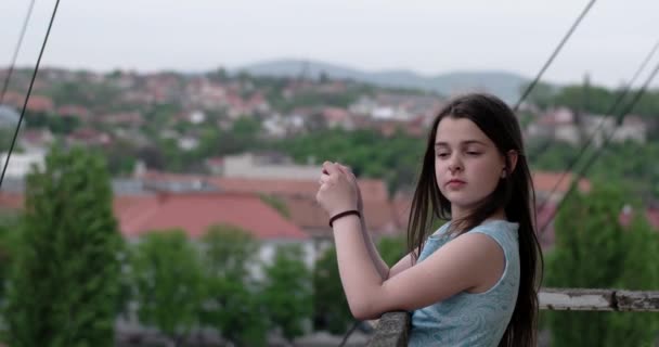 Piccola ragazza carina che fa selfie sul balcone — Video Stock