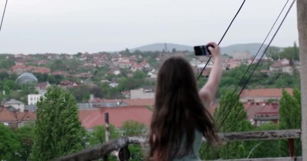 Piccola ragazza carina che fa selfie sul balcone — Video Stock