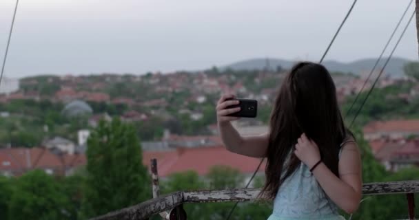 Menina bonito fazendo selfie na varanda — Vídeo de Stock