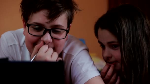 Sestra a bratr sledování videa na tabletu — Stock video