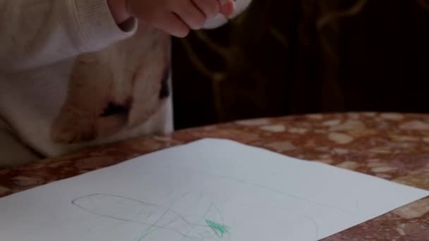 Klein meisje tekening met potloden — Stockvideo