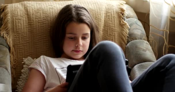 Bellezza ragazza adolescente con tablet pc . — Video Stock