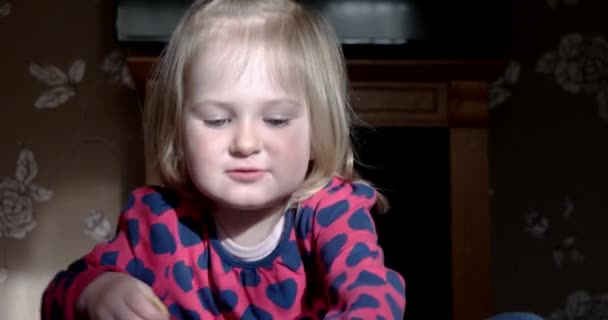 Счастливая девочка на полу играет с игрушкой — стоковое видео