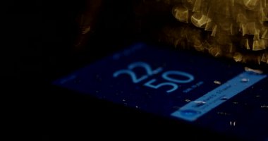 Gece yağmur altında su geçirmez akıllı telefon