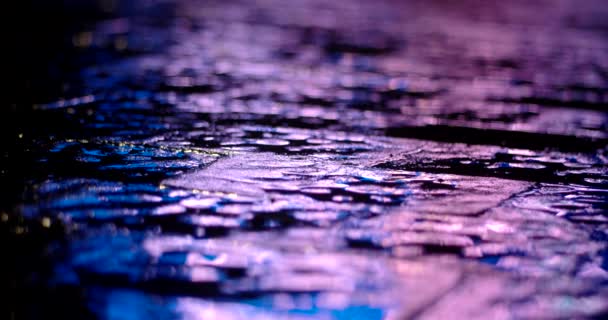 Starkregen, viel befahrene Straße. Auto und Ampel spiegeln sich nachts auf regennasser Straße. — Stockvideo
