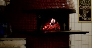 Boş geleneksel ahşap taş fırın Pizza ve ekmek pişirme için. Kullanım için hazır