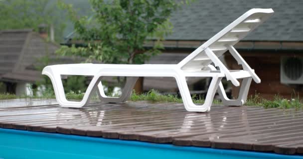 Gocce di pioggia che schizzano nella piscina all'aperto — Video Stock