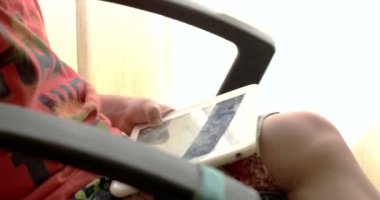 Office sandalyede oturan Video oyunları oynarken Touchpad kullanarak çocuk