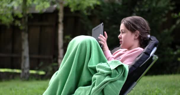 Menina jogar no Touchpad ao ar livre — Vídeo de Stock