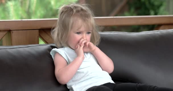 Schattig meisje zitplaatsen en dromen op Sofa op het terras — Stockvideo