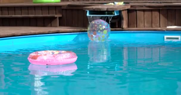 Kinderen boei en opblaasbare bal bij zwembad — Stockvideo
