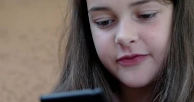 Güzel küçük bir kız var görüntülü sohbet arkadaş grubu