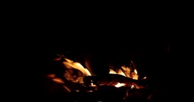 Yangın gece yukarıda bir turist tencerede kaynar su