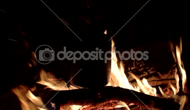 Yangın gece yukarıda bir turist tencerede kaynar su