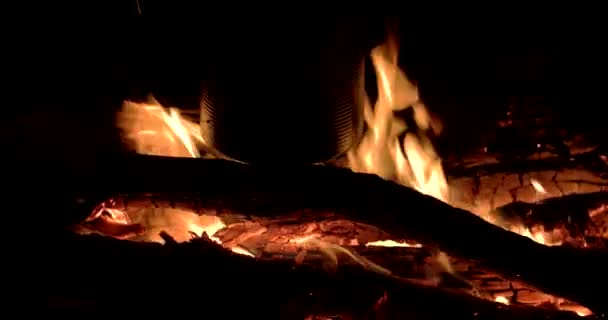 Agua hirviendo en una olla turística sobre el fuego por la noche — Vídeos de Stock