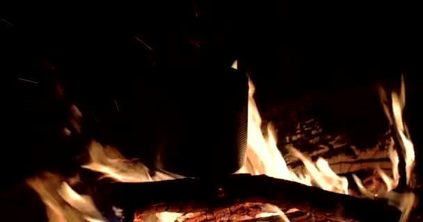 Nachts kochendes Wasser in einem Touristentopf über dem Feuer — Stockvideo
