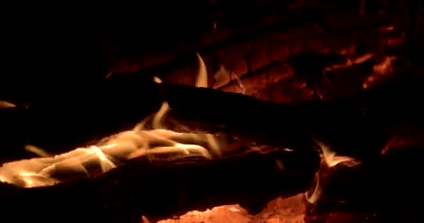 Кипяток в горшке над огнем ночью — стоковое видео