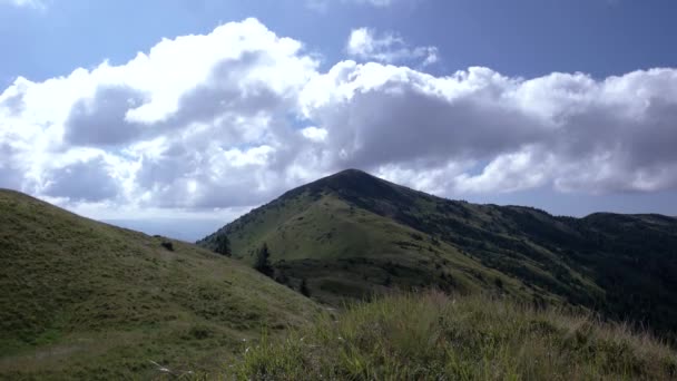 山的风景，运行云的山和树木和河流，游戏中时光倒流 — 图库视频影像