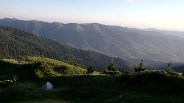 Nubes Time Lapse Pan Over Mountain Range — Vídeo de stock