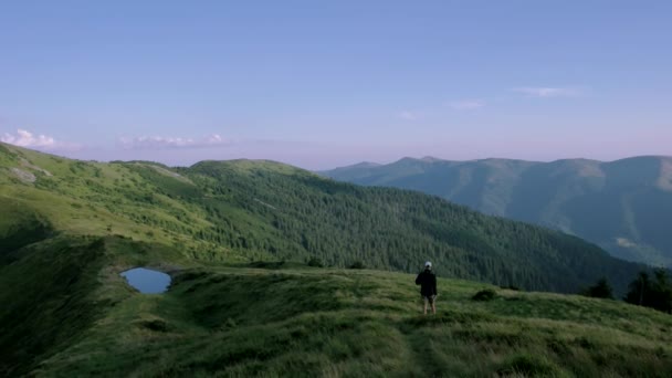 Nubes Time Lapse Pan Over Mountain Range — Vídeo de stock