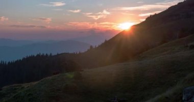 Günbatımı bulut dalgalar, Mountain Time Lapse Pan akan aracılığıyla