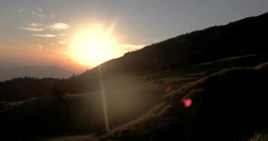 Günbatımı bulut dalgalar, Mountain Time Lapse Pan akan aracılığıyla