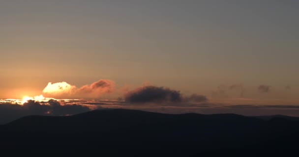 Sonnenaufgang durch fließende Wolkenwellen, Berg-Zeitraffer-Schwenk — Stockvideo