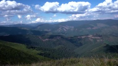 Dağ manzarası, bulutlar dağ ve ağaçlar, Timelapse ile çalışan