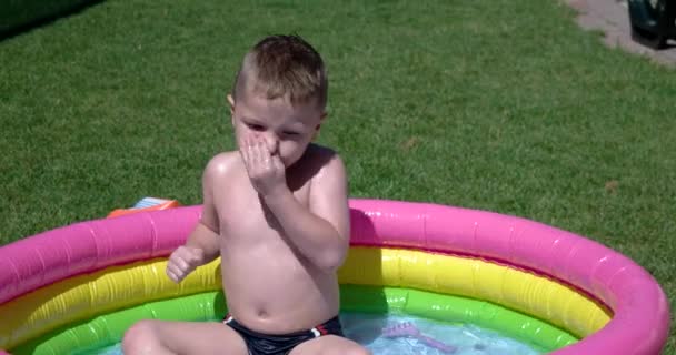 Boy Play and Having Fun in Inflatable Pool on Green Lawn in a Sunny Day — Stock Video