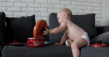 Küçük Şef çocuk mutfakta tava, tencere ve kepçe ile yürütme