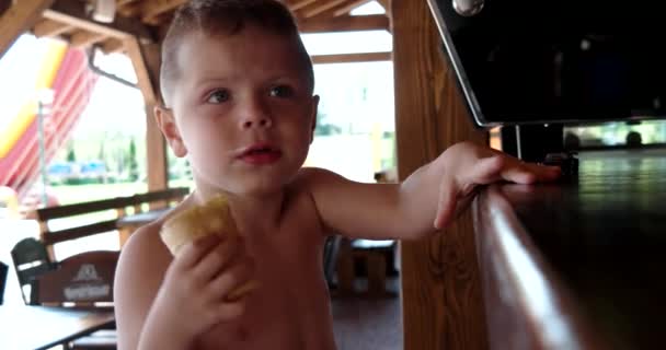 Retrato de niño lindo comiendo helado, niño divertido ocupado con postre — Vídeos de Stock