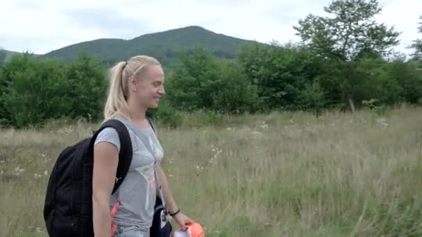 Feliz joven madre con su hijo caminando en el campo de verano . — Vídeos de Stock
