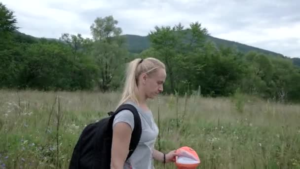 Gelukkig jonge moeder met haar zoon lopen op zomer veld. — Stockvideo