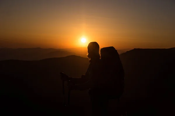 Fiyatı günbatımı siluet içinde. Karpatlar dağlar