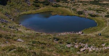 Karpat Dağları manzara, yükseklik, Nesamovyte Gölü tepenin altında görünümünden panorama