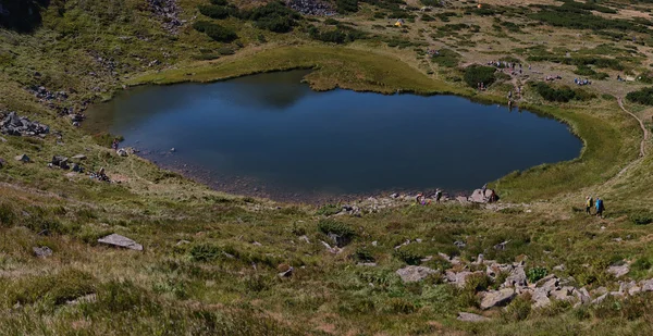 Cárpatos montañas paisaje, vista panorámica desde la altura, lago Nesamovyte bajo la colina — Foto de Stock