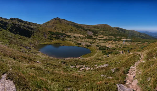 カルパティア山脈の景色、高さ、丘の下の Nesamovyte 湖からのパノラマ ビュー ストック画像